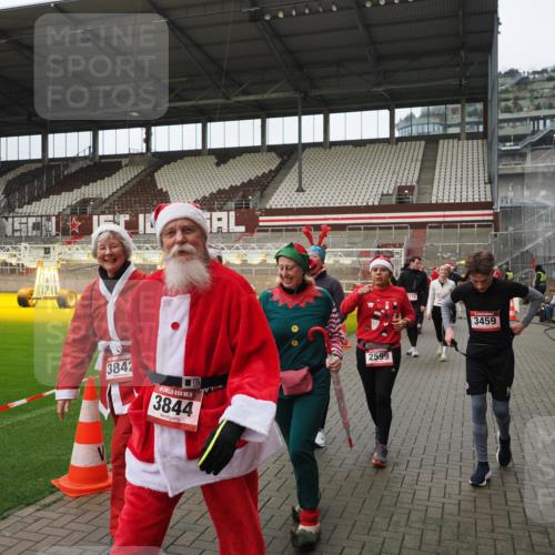 07.12.2025 - St. Pauli X-Mass-Run No. 15 Fabian Wolf http://msf.ph/oto/9423043 07.12.2025 11:56:52 Ziel 2596, 2598, 2599, 2824, 2825, 2826, 2929, 2932, 3383, 3459, 3842, 3843, 3844, 4172, 4174 meine-sportfotos.de