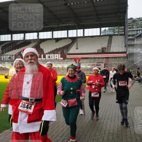 07.12.2025 - St. Pauli X-Mass-Run No. 15 Fabian Wolf http://msf.ph/oto/9423044 07.12.2025 11:56:52 Ziel 2596, 2598, 2599, 2824, 2825, 2826, 2929, 2932, 3383, 3459, 3842, 3843, 3844, 4172, 4174 meine-sportfotos.de