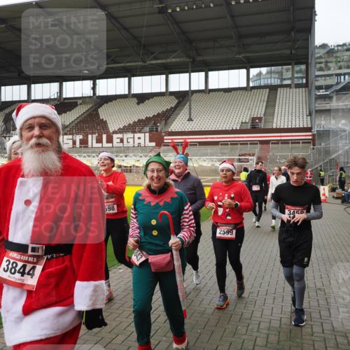 07.12.2025 - St. Pauli X-Mass-Run No. 15 Fabian Wolf http://msf.ph/oto/9423045 07.12.2025 11:56:53 Ziel 2596, 2598, 2599, 2824, 2825, 2826, 2929, 2932, 3383, 3459, 3842, 3843, 3844, 4172, 4174 meine-sportfotos.de