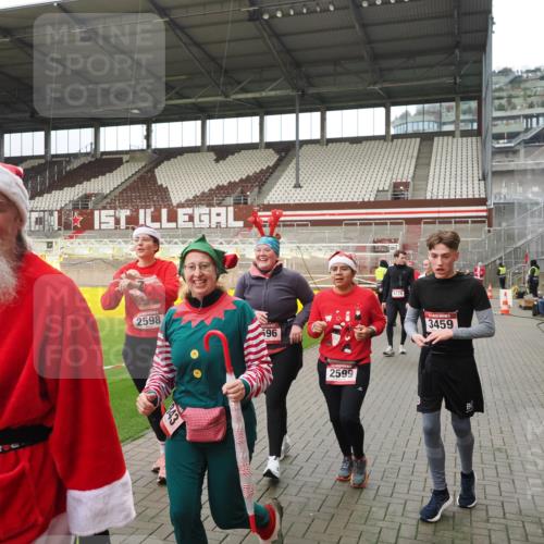 07.12.2025 - St. Pauli X-Mass-Run No. 15 Fabian Wolf http://msf.ph/oto/9423046 07.12.2025 11:56:53 Ziel 2596, 2598, 2599, 2824, 2825, 2826, 2929, 2932, 3383, 3459, 3842, 3843, 3844, 4172, 4174 meine-sportfotos.de