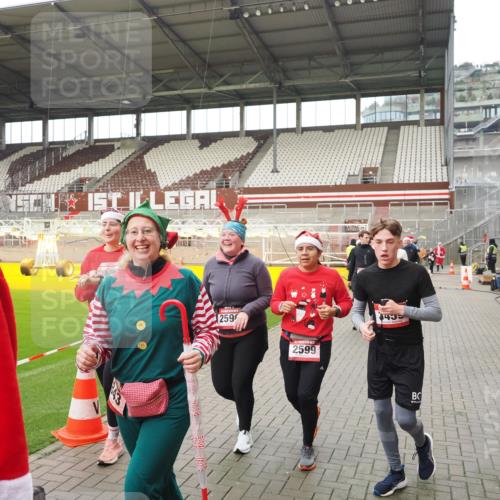 07.12.2025 - St. Pauli X-Mass-Run No. 15 Fabian Wolf http://msf.ph/oto/9423047 07.12.2025 11:56:53 Ziel 2596, 2598, 2599, 2824, 2825, 2826, 2929, 2932, 3383, 3459, 3842, 3843, 3844, 4172, 4174 meine-sportfotos.de