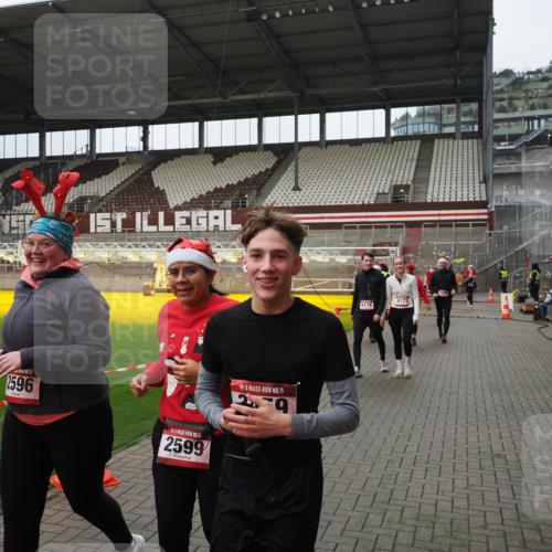 07.12.2025 - St. Pauli X-Mass-Run No. 15 Fabian Wolf http://msf.ph/oto/9423049 07.12.2025 11:56:54 Ziel 1271, 2596, 2598, 2599, 2824, 2825, 2826, 2932, 3383, 3459, 3842, 3844, 4172, 4174 meine-sportfotos.de