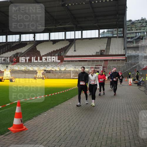 07.12.2025 - St. Pauli X-Mass-Run No. 15 Fabian Wolf http://msf.ph/oto/9423051 07.12.2025 11:56:55 Ziel 1271, 2596, 2598, 2599, 2824, 2825, 2826, 3383, 3459, 3842, 3844, 4172, 4174 meine-sportfotos.de
