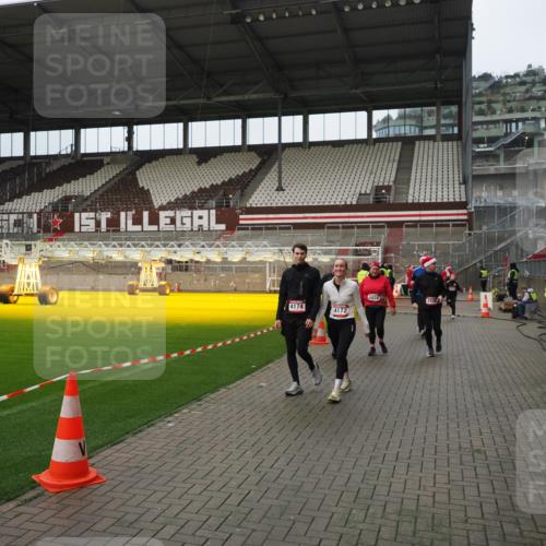 07.12.2025 - St. Pauli X-Mass-Run No. 15 Fabian Wolf http://msf.ph/oto/9423052 07.12.2025 11:56:55 Ziel 1271, 2596, 2598, 2599, 2824, 2825, 2826, 3383, 3459, 3842, 3844, 4172, 4174 meine-sportfotos.de