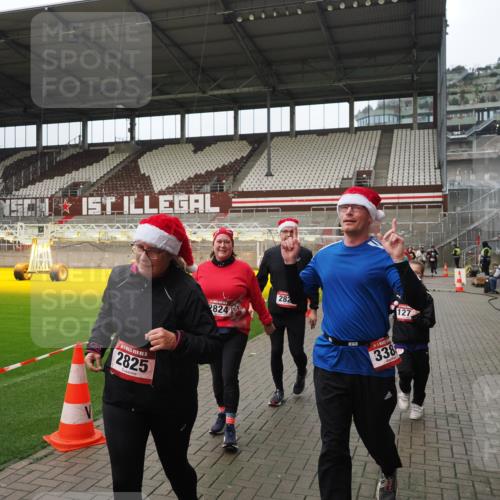 07.12.2025 - St. Pauli X-Mass-Run No. 15 Fabian Wolf http://msf.ph/oto/9423072 07.12.2025 11:57:00 Ziel 722, 1271, 2596, 2598, 2599, 2824, 2825, 2826, 3383, 3459, 4172, 4174 meine-sportfotos.de