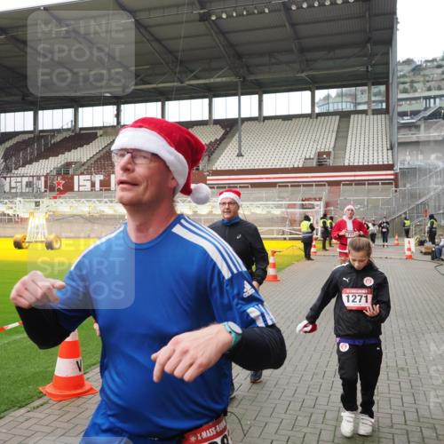 07.12.2025 - St. Pauli X-Mass-Run No. 15 Fabian Wolf http://msf.ph/oto/9423076 07.12.2025 11:57:00 Ziel 722, 1271, 2596, 2598, 2599, 2824, 2825, 2826, 3383, 3459, 4172, 4174 meine-sportfotos.de