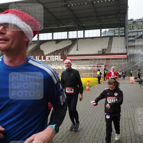 07.12.2025 - St. Pauli X-Mass-Run No. 15 Fabian Wolf http://msf.ph/oto/9423077 07.12.2025 11:57:01 Ziel 722, 1271, 1836, 1877, 2596, 2598, 2599, 2824, 2825, 2826, 3383, 3459, 4172, 4174 meine-sportfotos.de