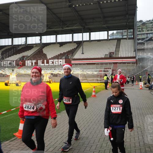 07.12.2025 - St. Pauli X-Mass-Run No. 15 Fabian Wolf http://msf.ph/oto/9423078 07.12.2025 11:57:01 Ziel 722, 1271, 1836, 1877, 2596, 2598, 2599, 2824, 2825, 2826, 3383, 3459, 4172, 4174 meine-sportfotos.de
