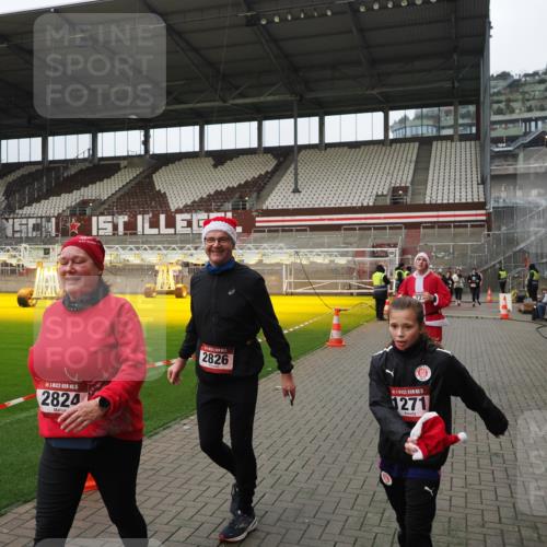 07.12.2025 - St. Pauli X-Mass-Run No. 15 Fabian Wolf http://msf.ph/oto/9423079 07.12.2025 11:57:01 Ziel 722, 1271, 1836, 1877, 2596, 2598, 2599, 2824, 2825, 2826, 3383, 3459, 4172, 4174 meine-sportfotos.de