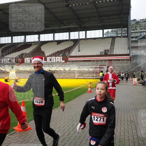 07.12.2025 - St. Pauli X-Mass-Run No. 15 Fabian Wolf http://msf.ph/oto/9423081 07.12.2025 11:57:01 Ziel 722, 1271, 1836, 1877, 2596, 2598, 2599, 2824, 2825, 2826, 3383, 3459, 4172, 4174 meine-sportfotos.de