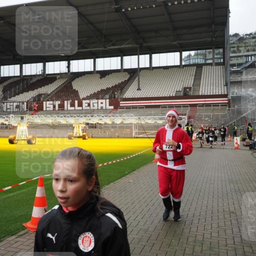 07.12.2025 - St. Pauli X-Mass-Run No. 15 Fabian Wolf http://msf.ph/oto/9423085 07.12.2025 11:57:02 Ziel 722, 1271, 1836, 1877, 2496, 2824, 2825, 2826, 3383, 3459, 4172, 4174 meine-sportfotos.de