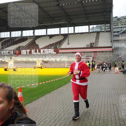 07.12.2025 - St. Pauli X-Mass-Run No. 15 Fabian Wolf http://msf.ph/oto/9423086 07.12.2025 11:57:02 Ziel 722, 1271, 1836, 1877, 2496, 2824, 2825, 2826, 3383, 3459, 4172, 4174 meine-sportfotos.de