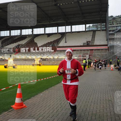 07.12.2025 - St. Pauli X-Mass-Run No. 15 Fabian Wolf http://msf.ph/oto/9423087 07.12.2025 11:57:03 Ziel 722, 1271, 1836, 1877, 2496, 2824, 2825, 2826, 3383, 3459 meine-sportfotos.de
