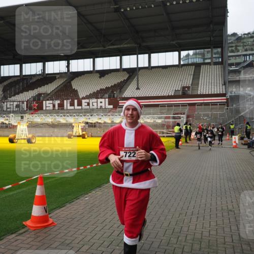 07.12.2025 - St. Pauli X-Mass-Run No. 15 Fabian Wolf http://msf.ph/oto/9423088 07.12.2025 11:57:03 Ziel 722, 1271, 1836, 1877, 2496, 2824, 2825, 2826, 3383, 3459 meine-sportfotos.de