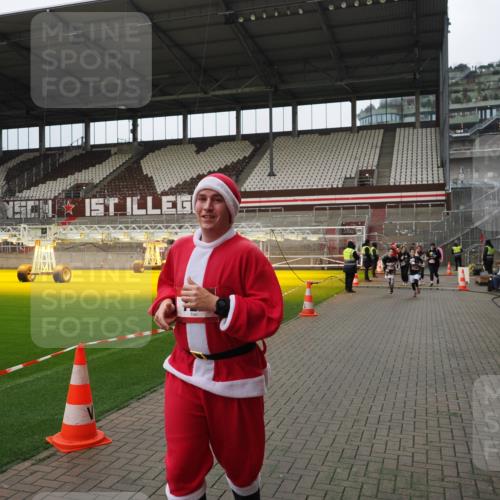 07.12.2025 - St. Pauli X-Mass-Run No. 15 Fabian Wolf http://msf.ph/oto/9423089 07.12.2025 11:57:03 Ziel 722, 1271, 1836, 1877, 2496, 2824, 2825, 2826, 3383, 3459 meine-sportfotos.de