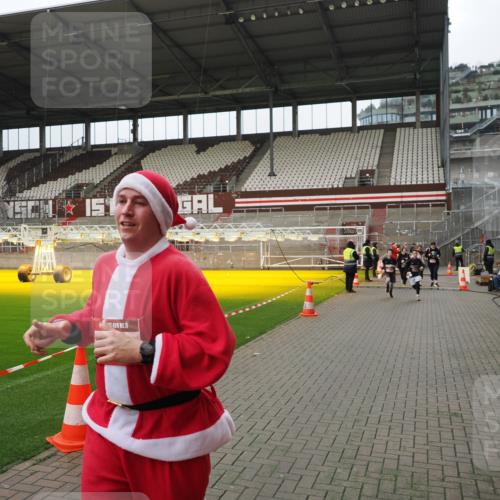07.12.2025 - St. Pauli X-Mass-Run No. 15 Fabian Wolf http://msf.ph/oto/9423090 07.12.2025 11:57:03 Ziel 722, 1271, 1836, 1877, 2496, 2824, 2825, 2826, 3383, 3459 meine-sportfotos.de
