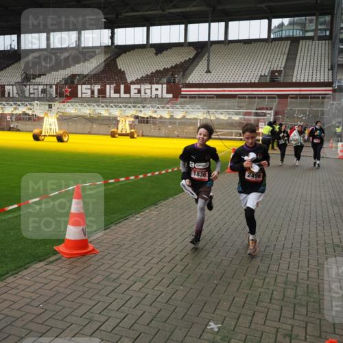 07.12.2025 - St. Pauli X-Mass-Run No. 15 Fabian Wolf http://msf.ph/oto/9423099 07.12.2025 11:57:06 Ziel 722, 1271, 1836, 1877, 2496, 2825, 2826, 3383 meine-sportfotos.de