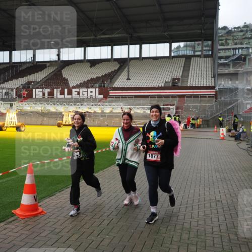07.12.2025 - St. Pauli X-Mass-Run No. 15 Fabian Wolf http://msf.ph/oto/9423106 07.12.2025 11:57:11 Ziel 722, 1271, 1836, 1877, 2496, 3383 meine-sportfotos.de
