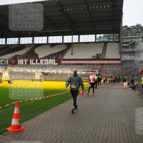 07.12.2025 - St. Pauli X-Mass-Run No. 15 Fabian Wolf http://msf.ph/oto/9423112 07.12.2025 11:57:24 Ziel 1327, 2811 meine-sportfotos.de