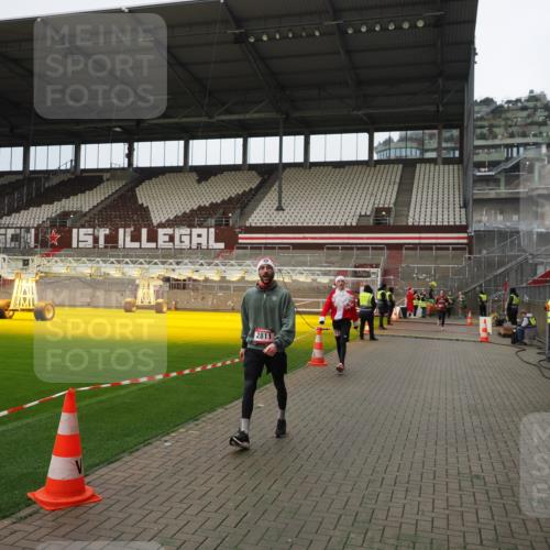 07.12.2025 - St. Pauli X-Mass-Run No. 15 Fabian Wolf http://msf.ph/oto/9423113 07.12.2025 11:57:25 Ziel 1327, 2811, 4125 meine-sportfotos.de