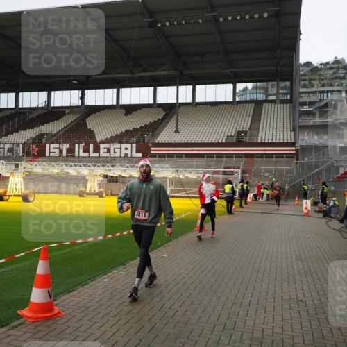 07.12.2025 - St. Pauli X-Mass-Run No. 15 Fabian Wolf http://msf.ph/oto/9423114 07.12.2025 11:57:25 Ziel 1327, 2811, 4125 meine-sportfotos.de
