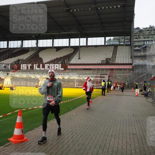 07.12.2025 - St. Pauli X-Mass-Run No. 15 Fabian Wolf http://msf.ph/oto/9423115 07.12.2025 11:57:26 Ziel 1327, 2811, 4125 meine-sportfotos.de