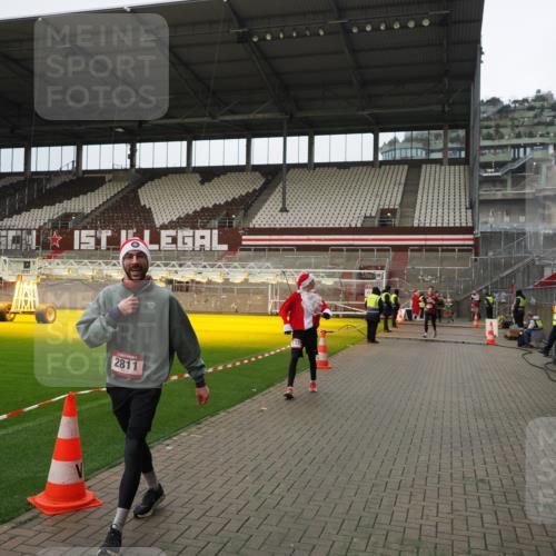 07.12.2025 - St. Pauli X-Mass-Run No. 15 Fabian Wolf http://msf.ph/oto/9423116 07.12.2025 11:57:26 Ziel 1327, 2811, 4125 meine-sportfotos.de
