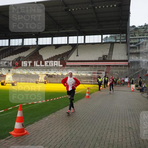 07.12.2025 - St. Pauli X-Mass-Run No. 15 Fabian Wolf http://msf.ph/oto/9423118 07.12.2025 11:57:28 Ziel 1327, 2811, 4125 meine-sportfotos.de