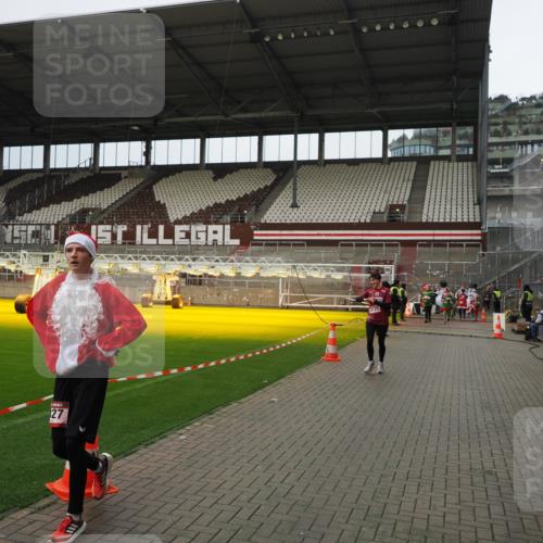 07.12.2025 - St. Pauli X-Mass-Run No. 15 Fabian Wolf http://msf.ph/oto/9423119 07.12.2025 11:57:30 Ziel 1327, 2811, 3444, 3452, 4125 meine-sportfotos.de