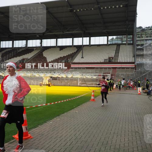 07.12.2025 - St. Pauli X-Mass-Run No. 15 Fabian Wolf http://msf.ph/oto/9423120 07.12.2025 11:57:30 Ziel 1327, 2811, 3444, 3452, 4125 meine-sportfotos.de