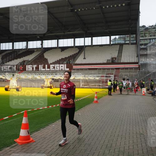 07.12.2025 - St. Pauli X-Mass-Run No. 15 Fabian Wolf http://msf.ph/oto/9423130 07.12.2025 11:57:33 Ziel 1327, 2228, 2811, 3444, 3452, 3993, 4125 meine-sportfotos.de