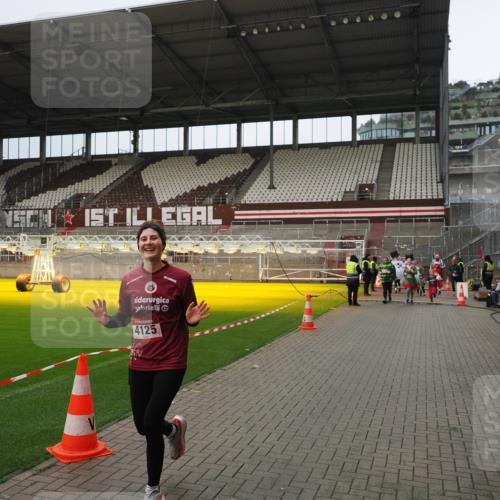 07.12.2025 - St. Pauli X-Mass-Run No. 15 Fabian Wolf http://msf.ph/oto/9423132 07.12.2025 11:57:34 Ziel 1327, 2228, 2811, 3444, 3452, 3480, 3852, 3993, 4125 meine-sportfotos.de