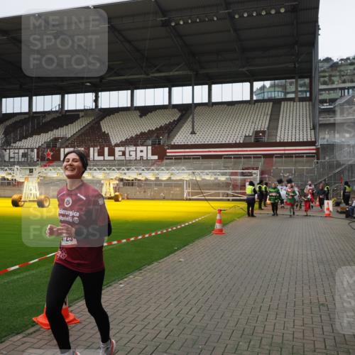 07.12.2025 - St. Pauli X-Mass-Run No. 15 Fabian Wolf http://msf.ph/oto/9423133 07.12.2025 11:57:34 Ziel 1327, 2228, 2811, 3444, 3452, 3480, 3852, 3993, 4125 meine-sportfotos.de