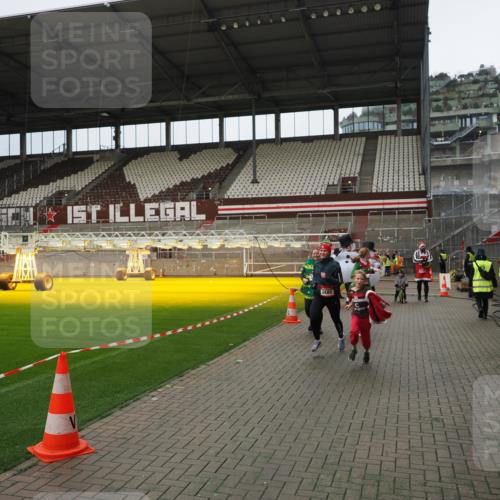 07.12.2025 - St. Pauli X-Mass-Run No. 15 Fabian Wolf http://msf.ph/oto/9423134 07.12.2025 11:57:38 Ziel 1327, 2228, 3444, 3452, 3480, 3847, 3852, 3993, 4125 meine-sportfotos.de