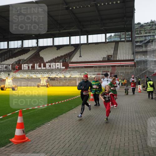 07.12.2025 - St. Pauli X-Mass-Run No. 15 Fabian Wolf http://msf.ph/oto/9423136 07.12.2025 11:57:39 Ziel 1327, 2228, 3444, 3452, 3480, 3847, 3852, 3993, 4125 meine-sportfotos.de