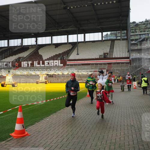 07.12.2025 - St. Pauli X-Mass-Run No. 15 Fabian Wolf http://msf.ph/oto/9423137 07.12.2025 11:57:39 Ziel 1327, 2228, 3444, 3452, 3480, 3847, 3852, 3993, 4125 meine-sportfotos.de