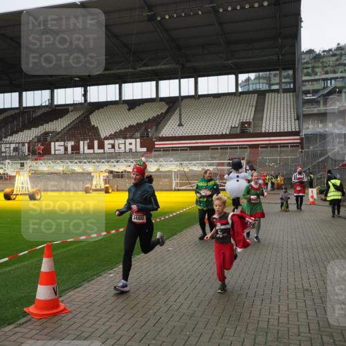 07.12.2025 - St. Pauli X-Mass-Run No. 15 Fabian Wolf http://msf.ph/oto/9423138 07.12.2025 11:57:39 Ziel 1327, 2228, 3444, 3452, 3480, 3847, 3852, 3993, 4125 meine-sportfotos.de