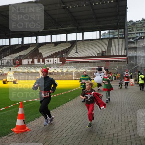 07.12.2025 - St. Pauli X-Mass-Run No. 15 Fabian Wolf http://msf.ph/oto/9423139 07.12.2025 11:57:39 Ziel 1327, 2228, 3444, 3452, 3480, 3847, 3852, 3993, 4125 meine-sportfotos.de