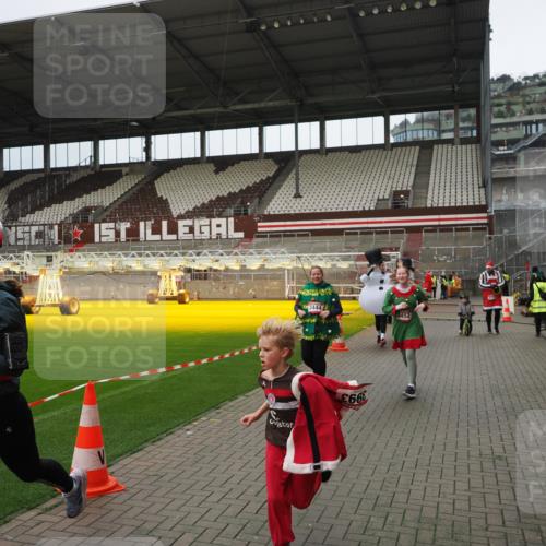 07.12.2025 - St. Pauli X-Mass-Run No. 15 Fabian Wolf http://msf.ph/oto/9423141 07.12.2025 11:57:40 Ziel 2228, 3444, 3452, 3480, 3847, 3852, 3993, 4125 meine-sportfotos.de