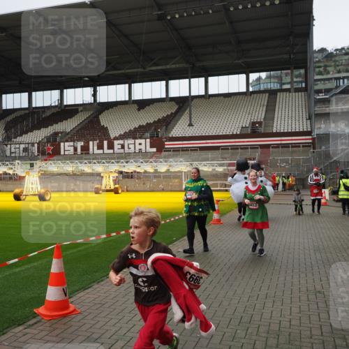 07.12.2025 - St. Pauli X-Mass-Run No. 15 Fabian Wolf http://msf.ph/oto/9423142 07.12.2025 11:57:40 Ziel 2228, 3444, 3452, 3480, 3847, 3852, 3993, 4125 meine-sportfotos.de