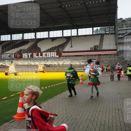 07.12.2025 - St. Pauli X-Mass-Run No. 15 Fabian Wolf http://msf.ph/oto/9423143 07.12.2025 11:57:40 Ziel 2228, 3444, 3452, 3480, 3847, 3852, 3993, 4125 meine-sportfotos.de