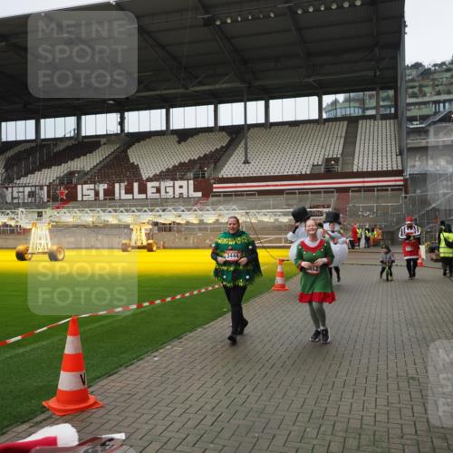 07.12.2025 - St. Pauli X-Mass-Run No. 15 Fabian Wolf http://msf.ph/oto/9423144 07.12.2025 11:57:40 Ziel 2228, 3444, 3452, 3480, 3847, 3852, 3993, 4125 meine-sportfotos.de