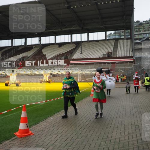 07.12.2025 - St. Pauli X-Mass-Run No. 15 Fabian Wolf http://msf.ph/oto/9423146 07.12.2025 11:57:41 Ziel 2228, 3444, 3452, 3480, 3847, 3852, 3993, 4125 meine-sportfotos.de