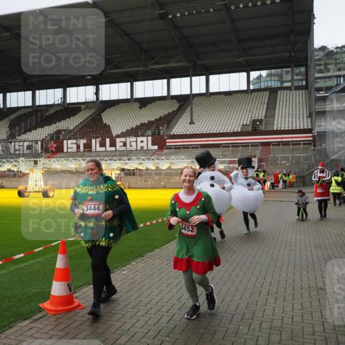 07.12.2025 - St. Pauli X-Mass-Run No. 15 Fabian Wolf http://msf.ph/oto/9423151 07.12.2025 11:57:42 Ziel 2228, 3444, 3452, 3480, 3847, 3852, 3993, 4125 meine-sportfotos.de