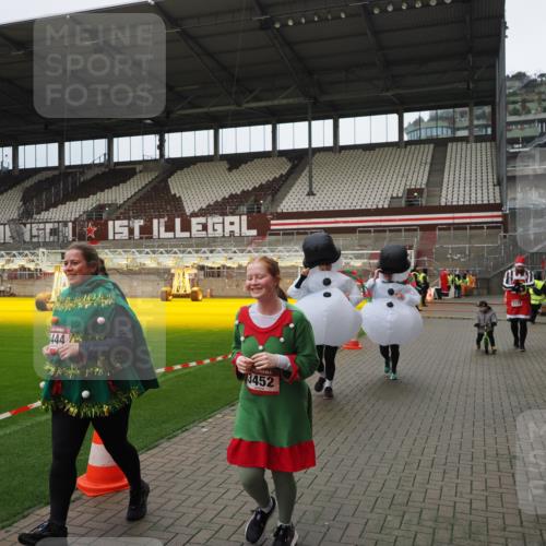 07.12.2025 - St. Pauli X-Mass-Run No. 15 Fabian Wolf http://msf.ph/oto/9423153 07.12.2025 11:57:42 Ziel 2228, 3444, 3452, 3480, 3847, 3852, 3993, 4125 meine-sportfotos.de