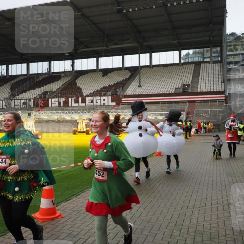 07.12.2025 - St. Pauli X-Mass-Run No. 15 Fabian Wolf http://msf.ph/oto/9423154 07.12.2025 11:57:42 Ziel 2228, 3444, 3452, 3480, 3847, 3852, 3993, 4125 meine-sportfotos.de