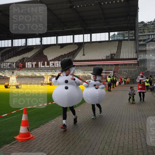 07.12.2025 - St. Pauli X-Mass-Run No. 15 Fabian Wolf http://msf.ph/oto/9423156 07.12.2025 11:57:43 Ziel 2228, 3444, 3452, 3480, 3847, 3852, 3993, 4125 meine-sportfotos.de