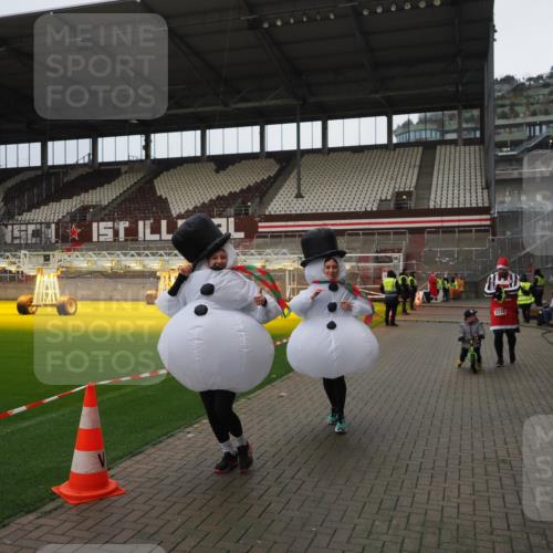 07.12.2025 - St. Pauli X-Mass-Run No. 15 Fabian Wolf http://msf.ph/oto/9423157 07.12.2025 11:57:43 Ziel 2228, 3444, 3452, 3480, 3847, 3852, 3993, 4125 meine-sportfotos.de