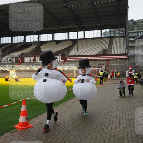 07.12.2025 - St. Pauli X-Mass-Run No. 15 Fabian Wolf http://msf.ph/oto/9423158 07.12.2025 11:57:44 Ziel 2228, 3444, 3452, 3480, 3847, 3852, 3993, 4125 meine-sportfotos.de