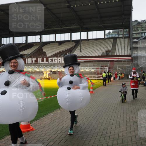 07.12.2025 - St. Pauli X-Mass-Run No. 15 Fabian Wolf http://msf.ph/oto/9423161 07.12.2025 11:57:44 Ziel 2228, 3444, 3452, 3480, 3847, 3852, 3993, 4125 meine-sportfotos.de